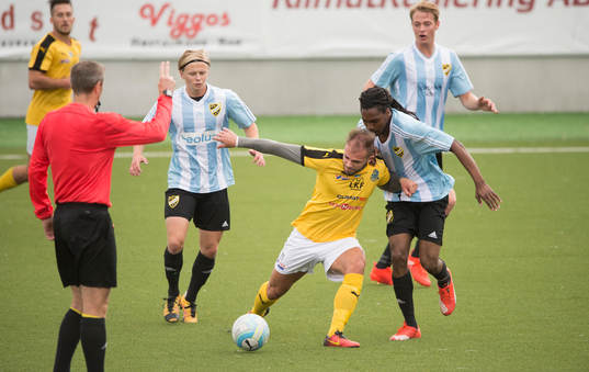 IFK Hässleholms Ayanda Nkili i fotbollsmatchen i division