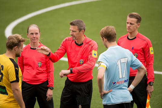 Domaren singlar slant i fotbollsmatchen i division 2 mellan
