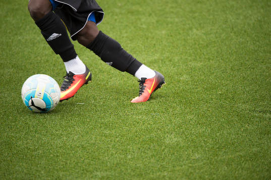 Dribbling i fotbollsmatchen i division 2 mellan Lunds BK
