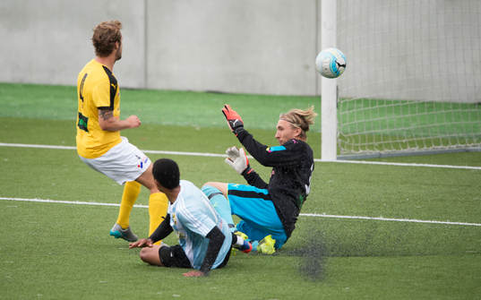 IFK Hässleholms Kevin Thompson överlistar Lunds målvakt