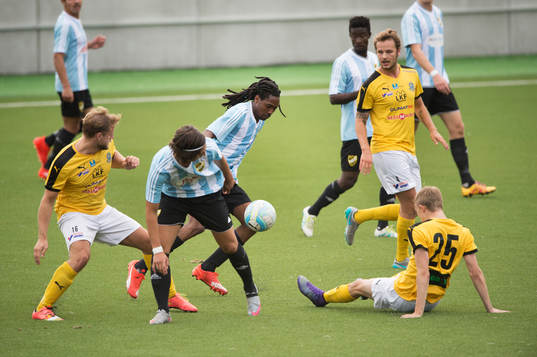 IFK Hässleholms Ayanda Nkili i fotbollsmatchen i division