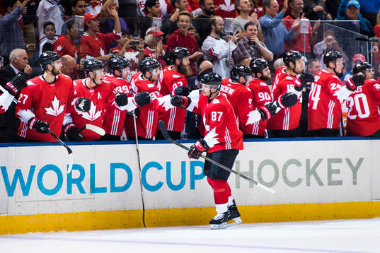 Kanadas Sidney Crosby jublar med lagkamraterna