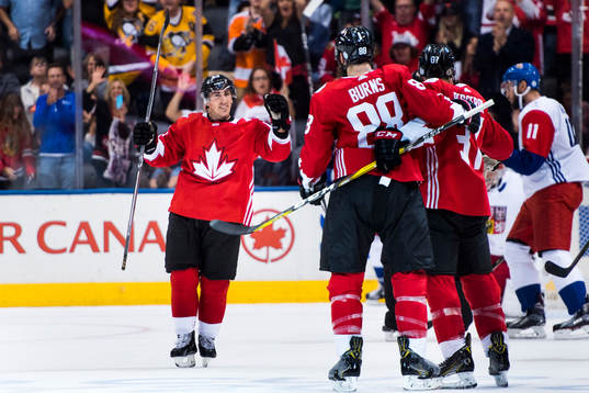 Kanadas Brad Marchand jublar med Brent Burns och Patrice