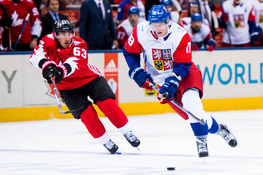 Tjeckiens Ondrej Palat jagas av Kanadas Brad Marchand