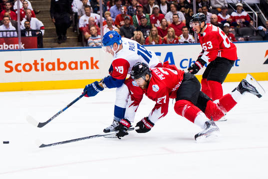 Tjeckiens Ondrej Palat jagas av Kanadas Alex Pietrangelo