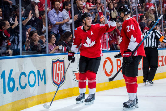 Kanadas Jonathan Toews jublar med Corey Perry