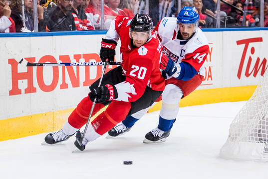 Kanadas John Tavares jagas av Tjeckiens Tomas Plekanec