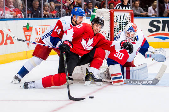 Kanadas John Tavares försöker ta sig förbi Tjeckiens