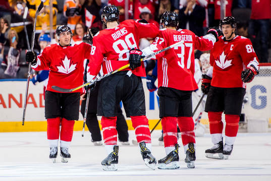 Kanadas Brad Marchand jublar med Brent Burns och Patrice