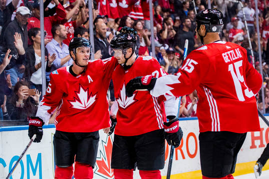 Kanadas Jonathan Toews kramar om Corey Perry