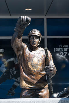 En staty av Börje Salming utanför Air Canada Center