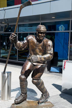 En staty av Mats Sundin framför Air Canada Center