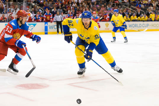 Rysslands Evgenii Dadonov och Sveriges Gabriel Landeskog