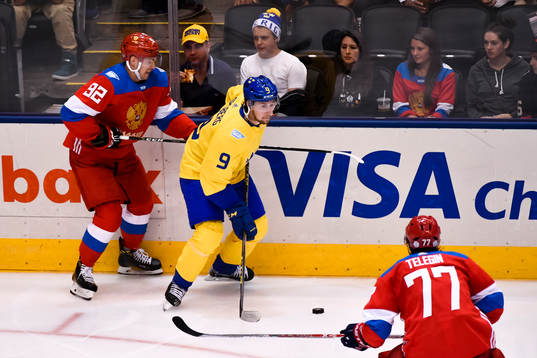 Rysslands Evgeny Kuznetsov och Sveriges Filip Forsberg