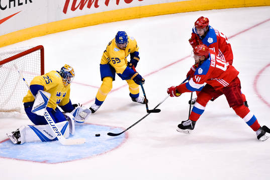 Rysslands Nikolay Kulemin oroar framför Sveriges målvakt
