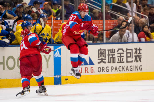 Rysslands Dmitry Orlov skjuter och Artemi Panarin hoppar