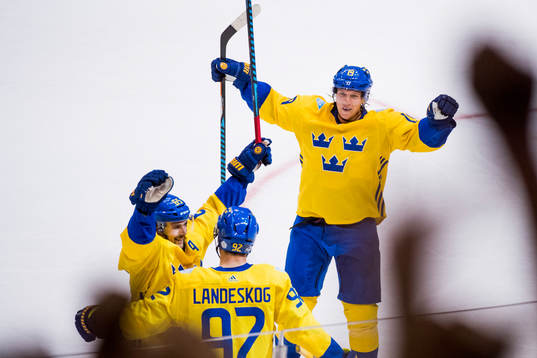 Sveriges Mikael Backlund och Erik Karlsson jublar med