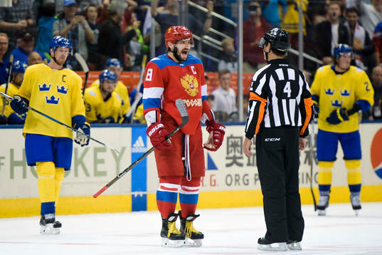 Rysslands Alex Ovechkin reagerar på domaren