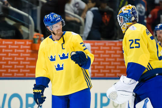 Sveriges Henrik Sedin och målvakt Jacob Markström jublar