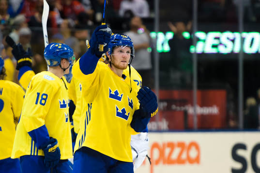 Sveriges Gabriel Landeskog  tackar publiken