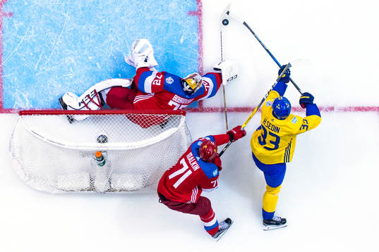 Sveriges Henrik Sedin försöker få in pucken bakom