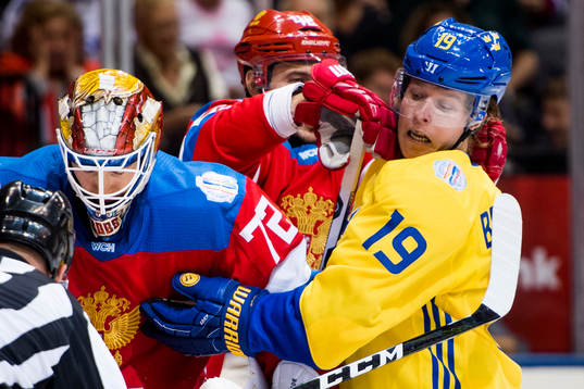 Rysslands Artem Anisimov trycker till Sveriges Nicklas