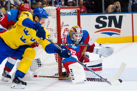 Sveriges Daniel Sedin och Rysslands målvakt Sergei
