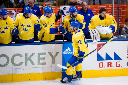 Sveriges Gabriel Landeskog jublar med bänken