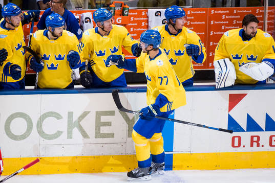 Sveriges Victor Hedman jublar med bänken