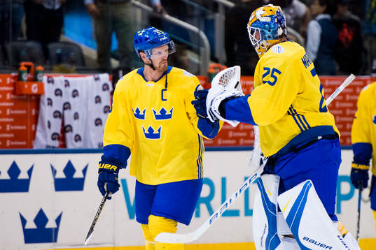 Sveriges Henrik Sedin jublar med målvakt Jacob Markström