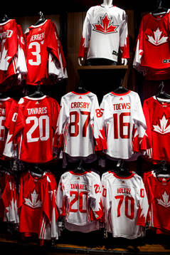 En vägg med Kanadas matchtröjor i en souvenir shop