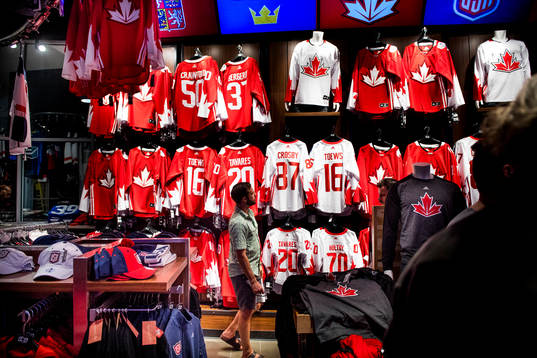 En vägg med Kanadas matchtröjor i en souvenir shop