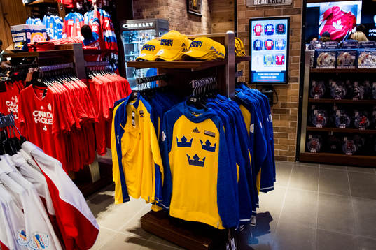 Svenska supportertröjor i en souvenir shop