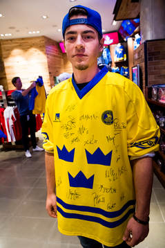 En svensk supporter med sverige matchtröja med autografer