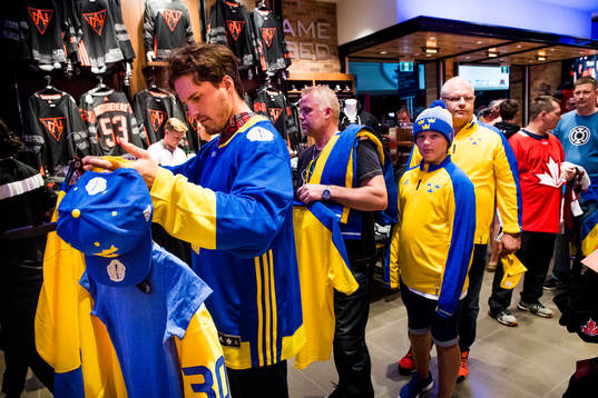 Svenska supportrar köar för att betala sina souvenirer