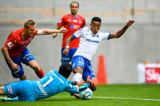 Norrköpings Niclas Eliasson i kamp mot Helsingborgs Peter