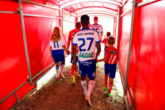 Norrköpings Tesfaldet Tekie före fotbollsmatchen i