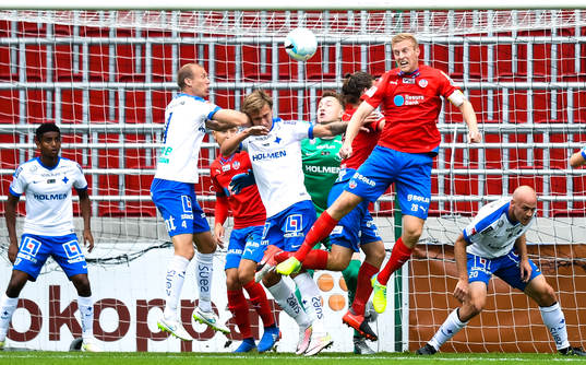 Helsingborgs Peter Larsson oroar framför Norrköpings mål