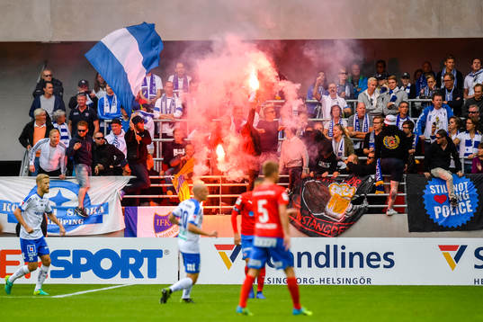 Norrköpings supportrar med bengaler