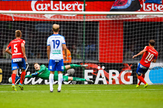Helsingborgs Anton Wede reducerar till 1-2 på straff