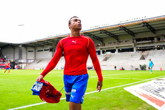 Helsingborgs Tyrell Rusike reagerar mot Norrköpings