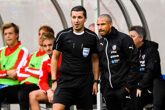 Domare Kristoffer Karlsson och Helsingborgs manager Henrik