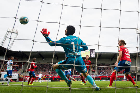 Norrköpings Niclas Eliasson gör 0-2 bakom Helsingborgs