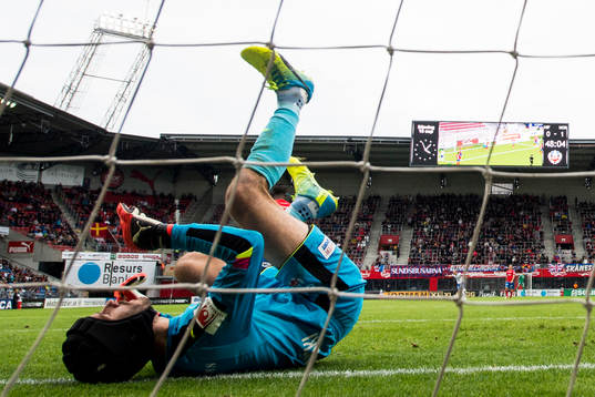 Helsingborgs målvakt Matt Pyzdrowski deppar