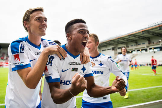 Norrköpings Niclas Eliasson (m) jublar med Linus Wahlqvist