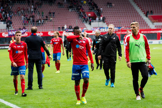Helsingborgs spelare med Monday Samuel (m) deppar när dom