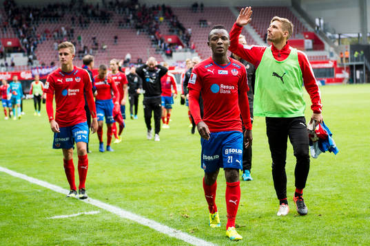Helsingborgs spelare med Monday Samuel (m) deppar när dom