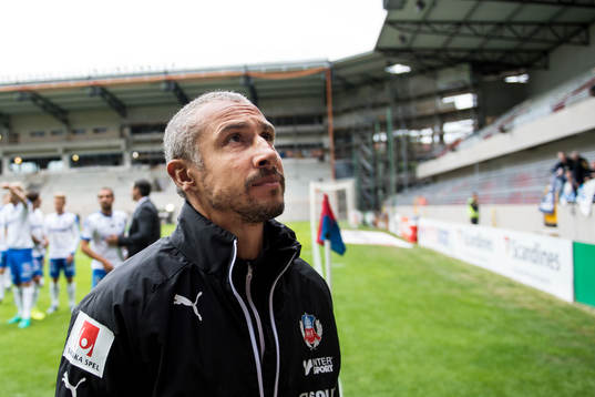 Helsingborgs manager Henrik Larsson deppar när han lämnar