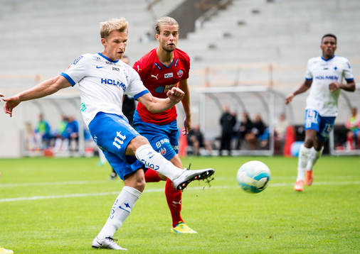 Norrköpings Sebastian Andersson testar skott bredvid