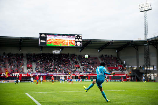 Helsingborgs målvakt Matt Pyzdrowski med en utspark